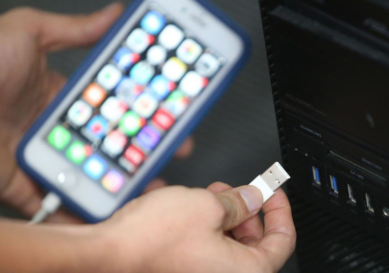 拍照還在比YA？ 7種常見動作都會被駭_img_4