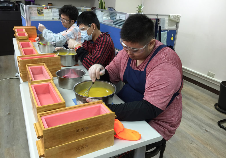 視障人士不靠同情,自食其力拼「幸福」_img_1