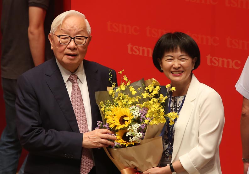 張忠謀最後一場股東會,張淑芬變身粉絲即時捕捉身影_img_1