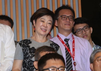 張忠謀最後一場股東會，張淑芬變身粉絲即時捕捉身影