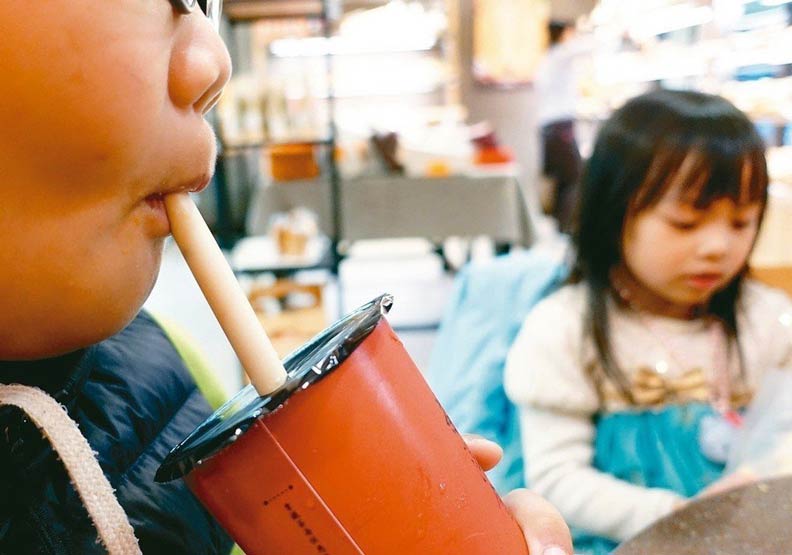 不用中共打過來 一杯珍奶就讓台灣陷「吸管之亂」