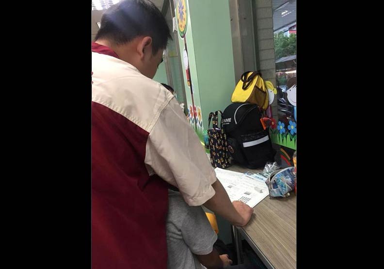 小7店員教男童數學作業 網友直呼根本最強職業