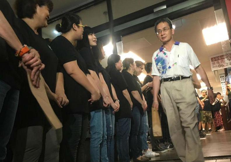 書迷送別金石堂城中店 創辦人嘆：沒官員到選舉要緊