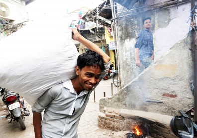 百萬貧民隱身精華區 「垃圾堆」小孩能翻轉命運？