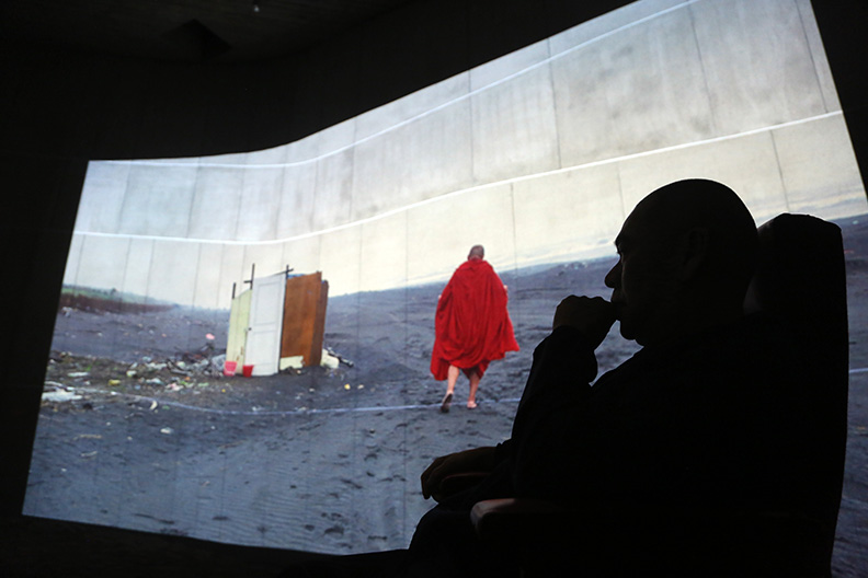 蔡明亮(右)特地為壯圍拍攝〈沙〉的短片。