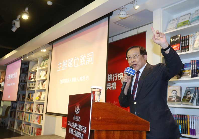 《遠見雜誌》創辦人高希均表示，期許辦教育的台灣人能超出顏色，不問藍綠、只問對錯。