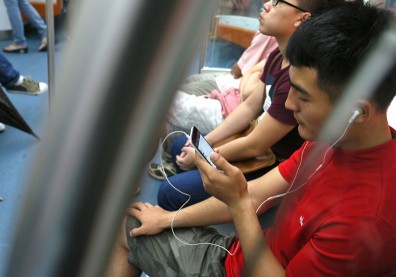 手機出貨量首見零成長 上網時間不減反增