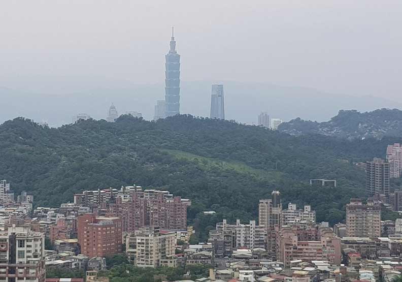 王男住上海10年後搬回台北，認為台北和上海確實有很大的不同，但不認為台灣有什麼不好。