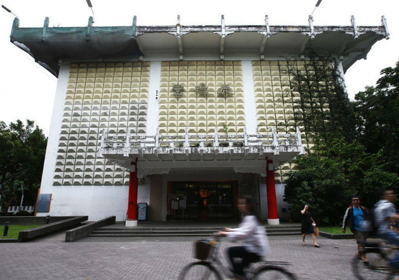 位於舟山路上，前身為僑光堂的台大鹿鳴堂，面臨拆除的命運。