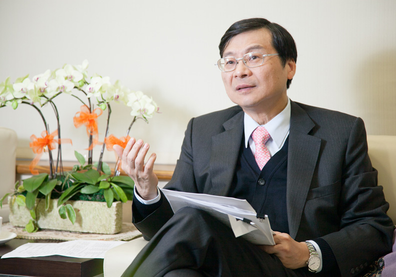 曾任金管會主委的曾銘宗批評現在金管會強塞高中生到各銀行的做法。