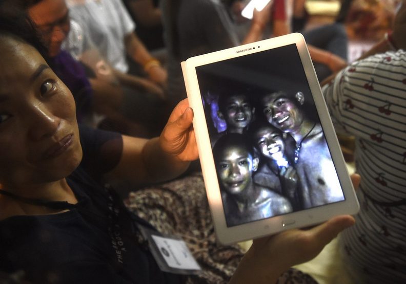 在外等待的家長秀出孩子和教練的合照