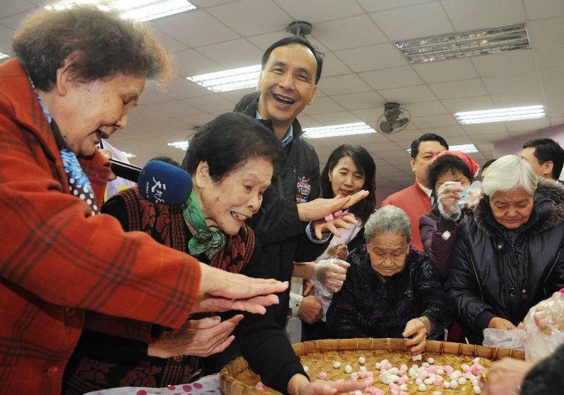 新北市朱立倫市長與老人一起搓湯圓。