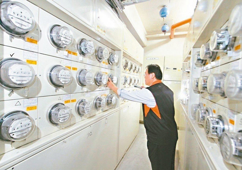 新台幣走貶導致能源進口價格上漲，引發電價上漲疑慮，據指出，經濟部已擬出三套劇本緩漲，避免影響年底選舉。