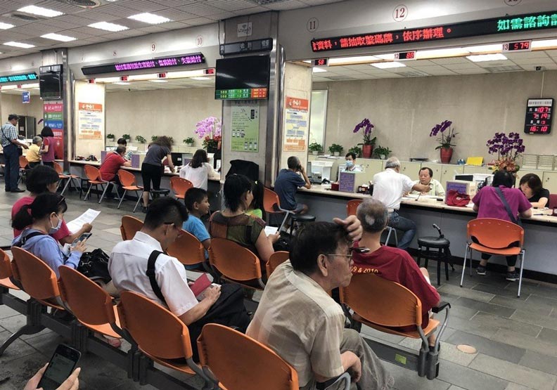 不少人到勞保局查詢、申辦勞退金。