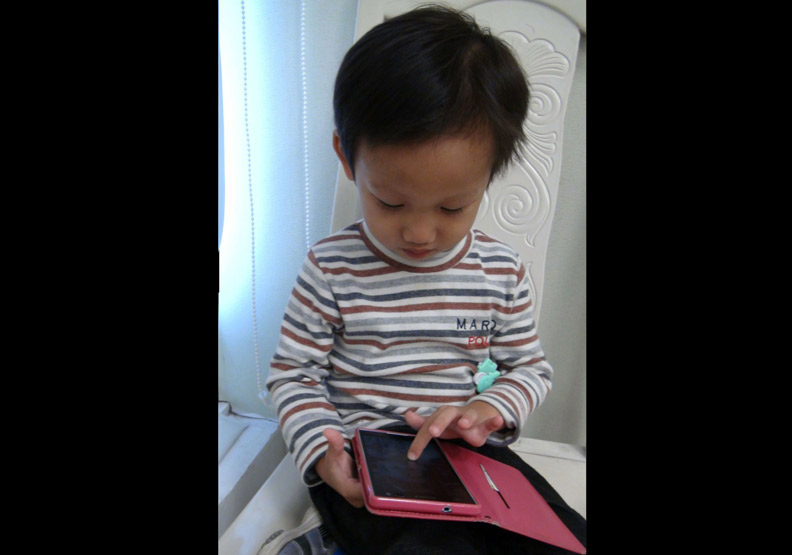 醫師提醒家長，3C產品傷眼，孩子從幼稚園起近視，每年至少會增加100度的度數，且近視屬不可逆，高度近視還有失明之虞。