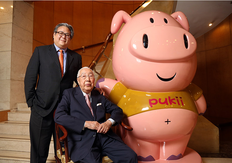 上海商銀董事長榮鴻慶（右）與長孫榮康信（左）。