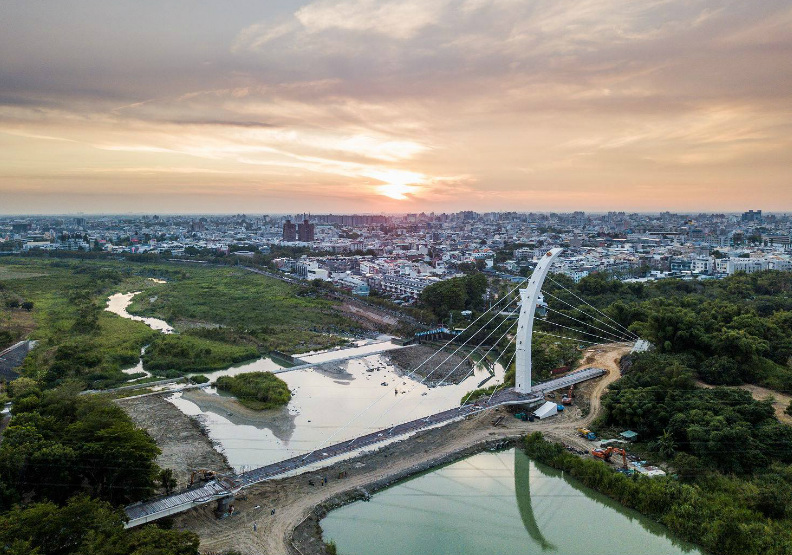 「八掌溪中架白橋。恍如鷺陣掠層霄。橫空老雁垂雙翅。跨浪長虹玉ㄧ條。利涉無愁深淺水。濟人免慮去來潮。若疑飛鶴揚州去。只欠樓臺月下蕭。」 ─ 民國 賴子清