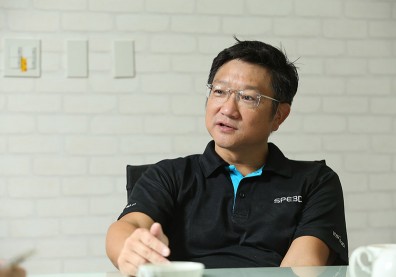 丘立全年近半百創業 用彎腰哲學收服大客戶