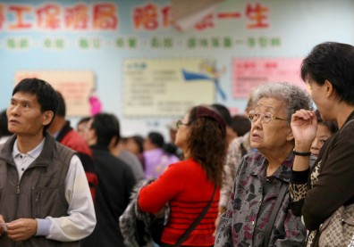 勞保退休金請領年齡再調高！勞工滿64歲才能領