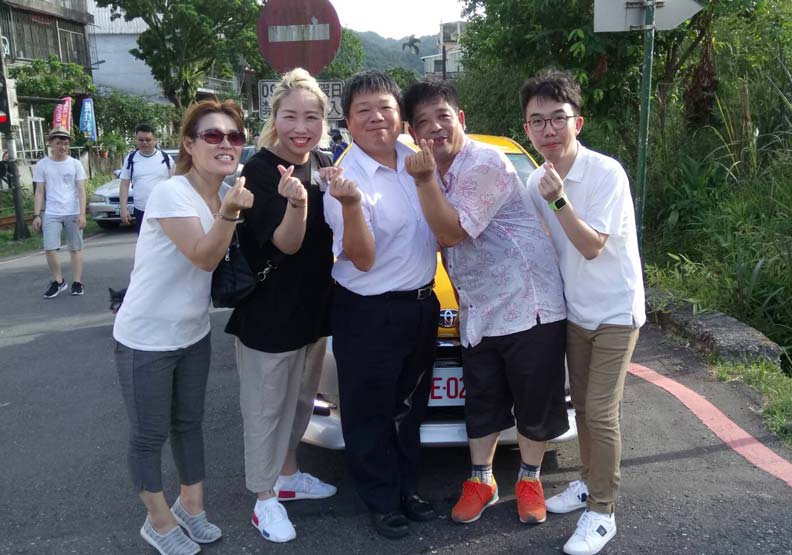 解仁正考上導遊執照後，開始接送自由行的韓國旅客；韓國旅客很喜歡東北岸野柳、九份、十分老街一帶。圖片由解仁正提供。