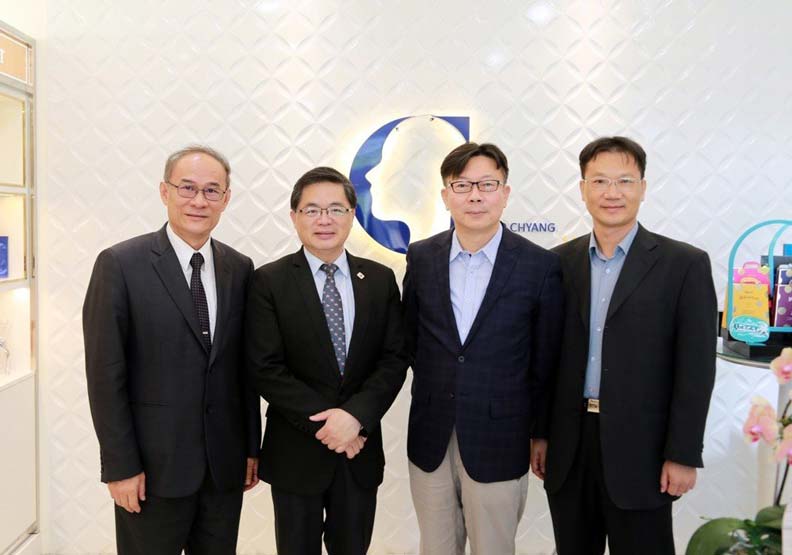 台南市代理市長李孟諺（左二）今天前往安平工業區的國強生技參訪，董事長張家福（右二）介紹公司特色。圖片由台南市政府提供