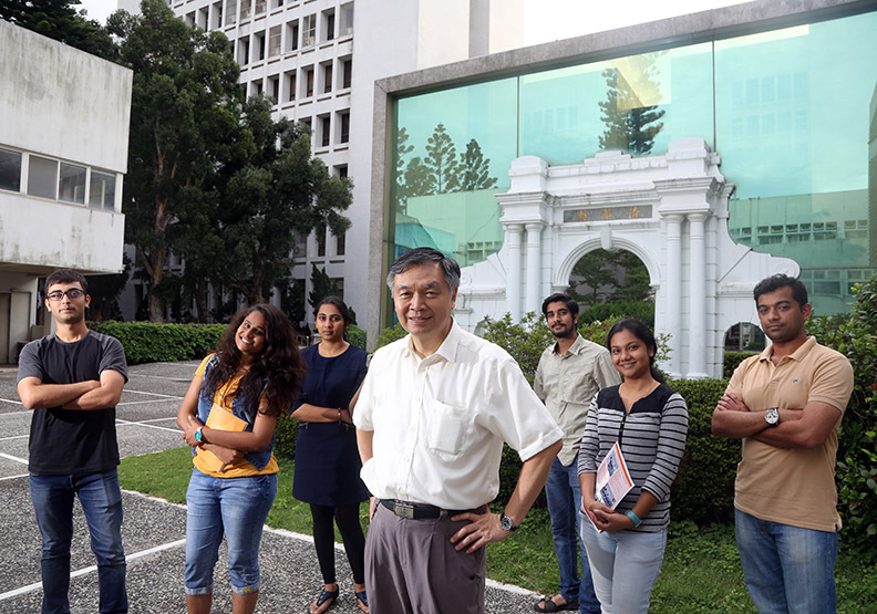 清大印度中心主任王偉中（中），是負責建立台、印教育交流基地的「印度通」。