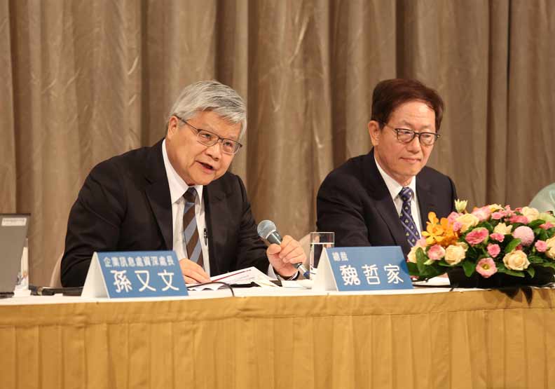 台積電總裁魏哲家 （左）和台積電董事長劉德音（右）。