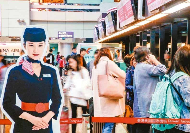 大陸片面啟用M503航路，民航局以不核准大陸航空春節加班機為手段，引起爭議。圖為東方航空在桃園機場的櫃台。