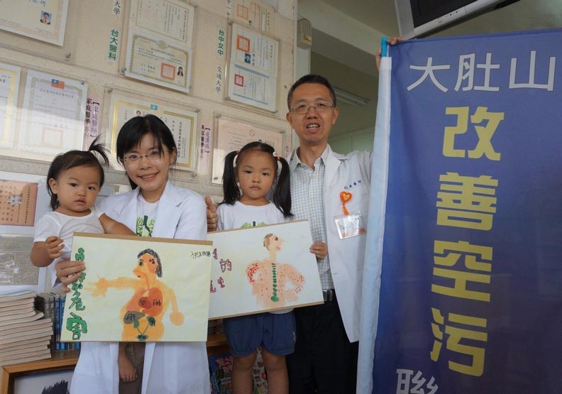在台中龍井開設家醫診所的魏嘉慶（右一）、賴怡均（又三）夫婦，為了改善空氣汙染，決定投入年底選舉，賴怡均將參選議員、魏嘉慶選里長。
