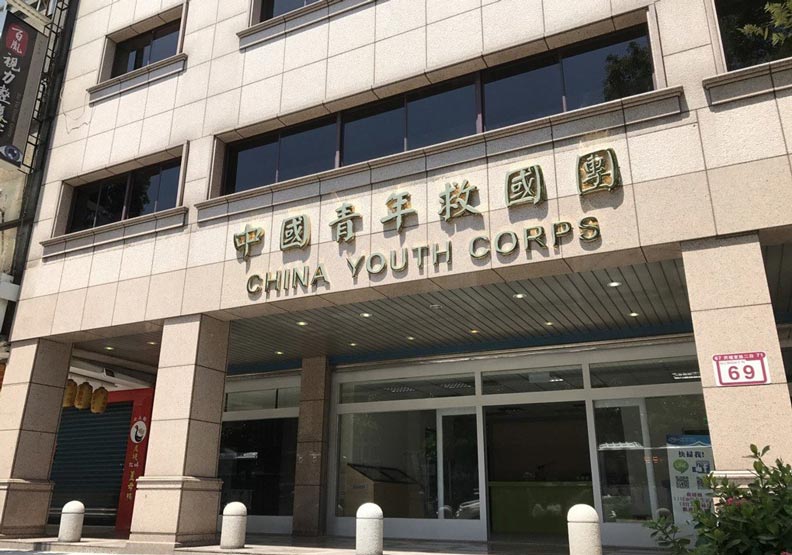 救國團的委任律師劉日坪就揭露了不少綠營人士都曾是救國團的一份子，其中蔡英文總統赫赫在列。