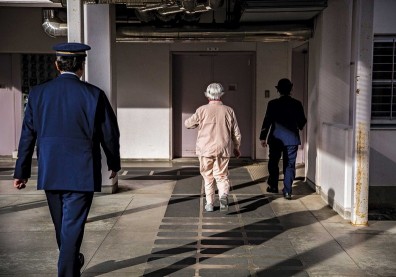 監獄歪掉了？英國罪犯擠不進去、日本老人搶著去養老