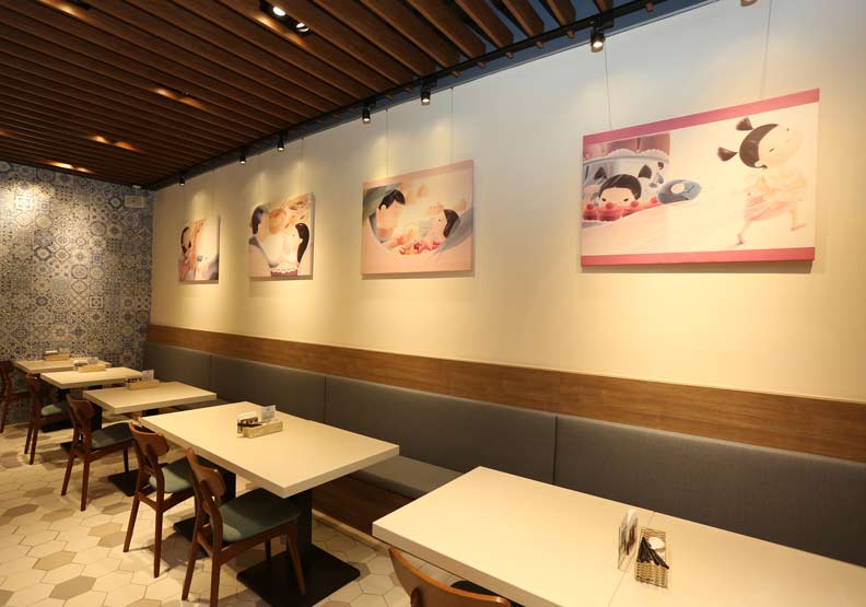 和鑫光電內湖辦公室樓下開設的咖啡廳,店內陳設馬維欣的繪本著作,牆上掛著繪本插畫。張智傑攝