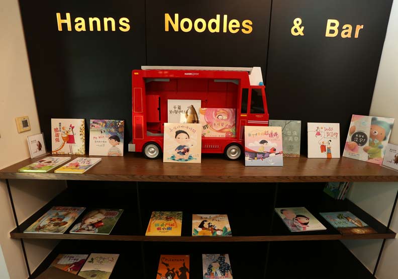 和鑫光電內湖辦公室樓下開設的咖啡廳,店內陳設馬維欣的繪本著作,牆上掛著繪本插畫。張智傑攝