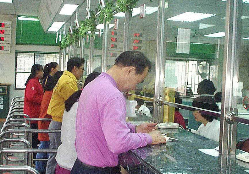 現在想去銀行開戶,真難!行員如偵探辦案重重「拷問」_img_2