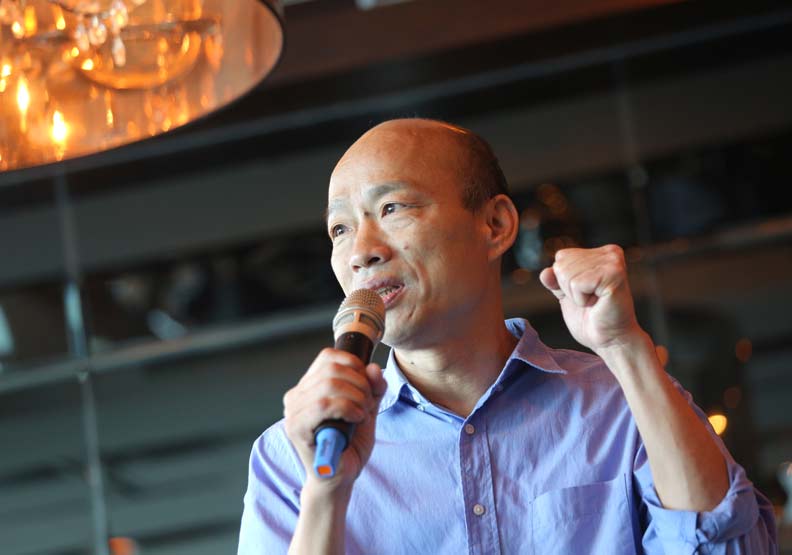 國民黨高雄市長候選人韓國瑜的選情如同倒吃甘蔗，愈選民調愈逼近民進黨候選人陳其邁。