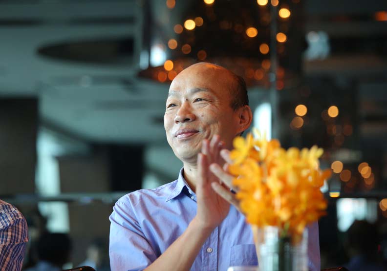 韓國瑜選情倒吃甘蔗,原來背後有長髮美女操盤?_img_4