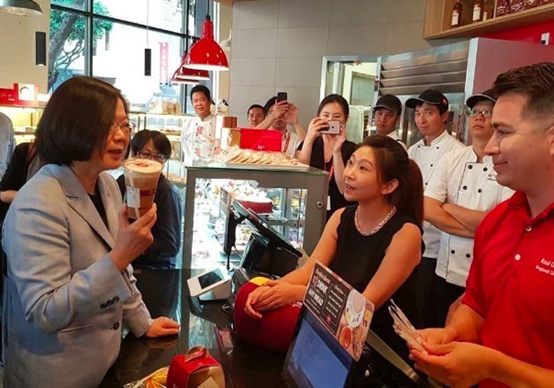 85度C位於美國一家門市，因總統蔡英文到訪遭大陸網友抵制，還被貼上台獨企業標籤。
