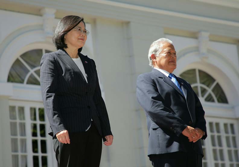總統蔡英文由薩國總統桑契斯 （Salvador Sánchez Cerén）陪同，接受禮兵歡迎。總統府提供