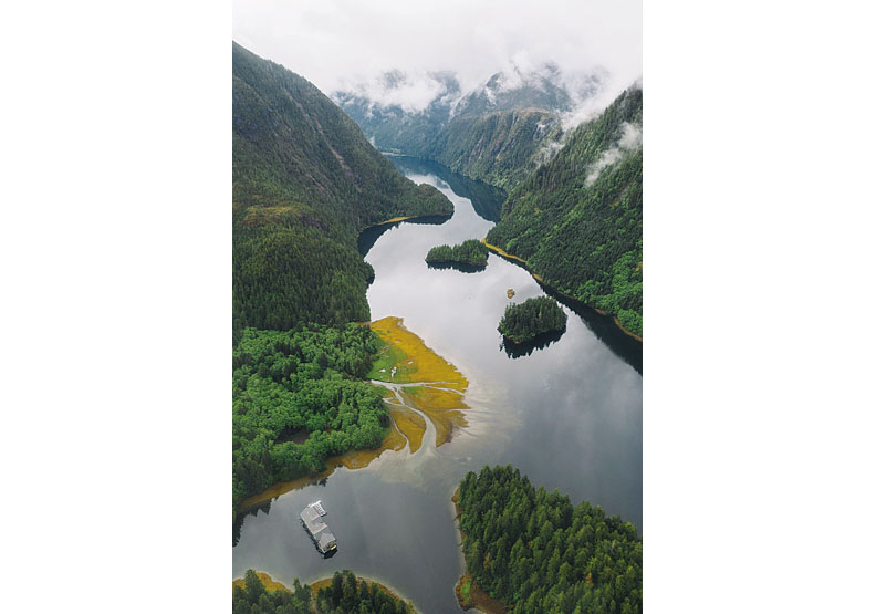 搭直升機才能抵達！漂浮在寧靜海中的旅館_img_1