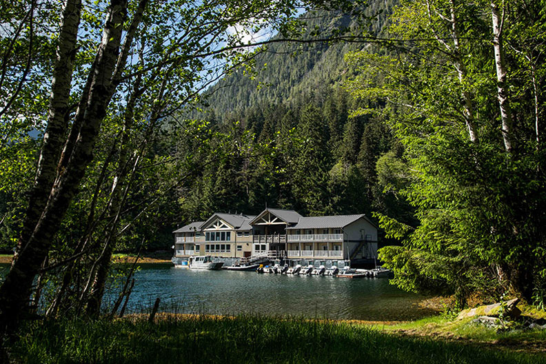 搭直升機才能抵達！漂浮在寧靜海中的旅館_img_2