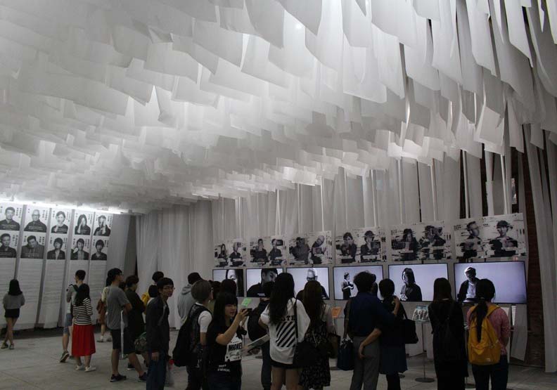 2017台灣文博會主題館「我們在文化裡爆炸」，策展人王耀邦（格子）操刀設計的主展場，因掛上大量飄動的白紙，遭媒體、立委譏為「靈堂美學」，卻獲得2018紅點傳達設計獎最佳設計獎。