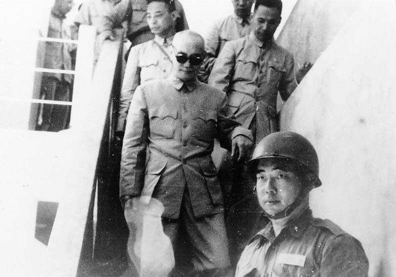 民國47年8月20日，台海局勢緊張，蔣中正總統到小金門巡視，前方是郝柏村，三天後砲戰就爆發。 圖片由郝柏村提供