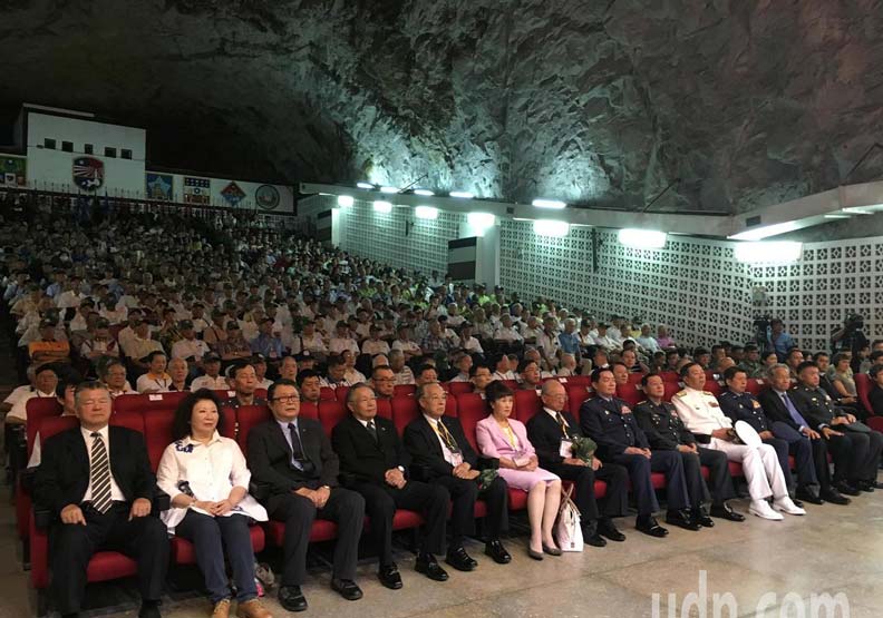 國防部今天在金門防衛指揮部擎天廳舉行「紀念823戰役60周年紀念大會」，現場雲集前退役將領、參戰官兵與遺族代表，但面對這項保台戰役紀念重點活動，包括蔡英文總統在內所有府院高層，皆未與會。