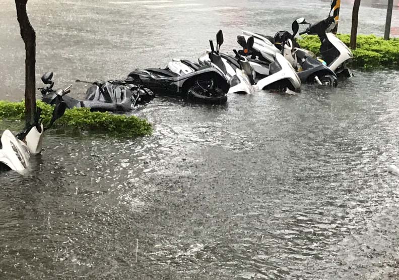 高雄地區下起大雨，機車都倒地泡在水中。照片由許仲緯提供