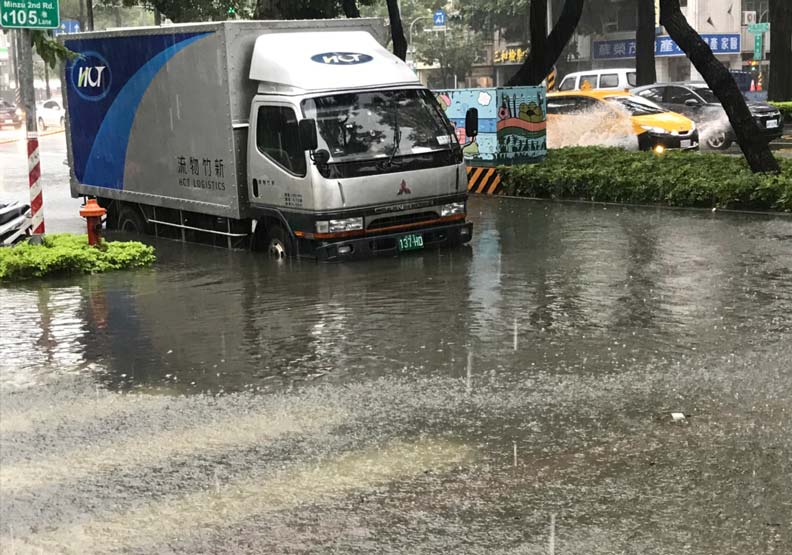 晴天變颱風!高雄民眾驚呼:排水溝變噴泉、機車倒一地_img_1