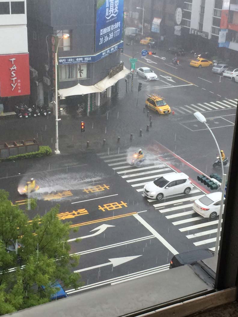 晴天變颱風!高雄民眾驚呼:排水溝變噴泉、機車倒一地_img_2