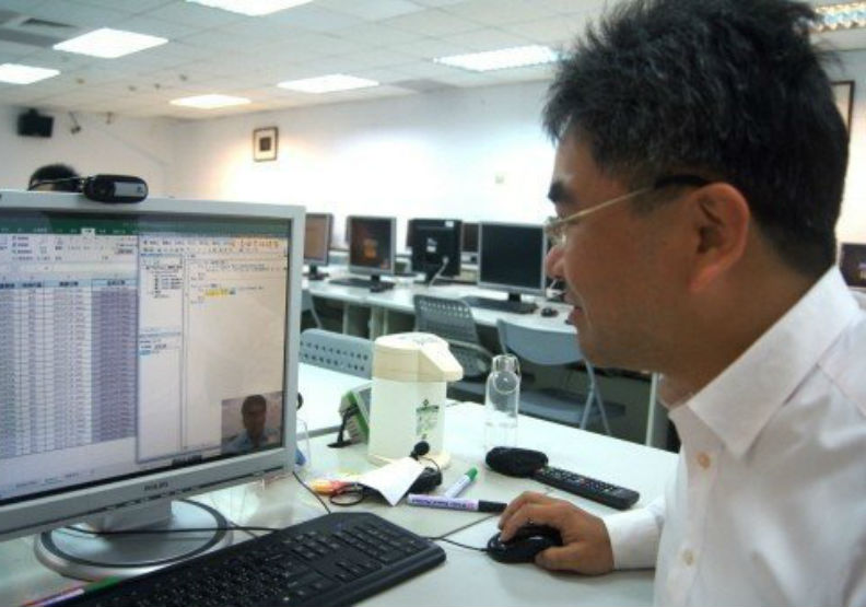 東吳中文所博士吳清輝自學程式設計，畢業後轉行到資訊科技業，並在元智大學兼課，教中語系學生程式設計，講課內容全程錄影放上網，方便學生複習。