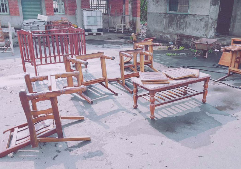 網友整理家中祖厝時發現各種老家具。圖取自PTT