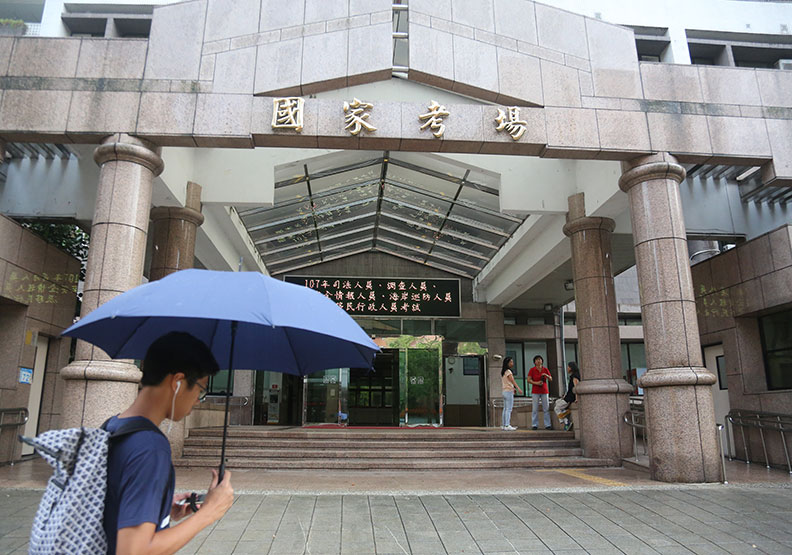 每天面對「無用的章跟簿冊」公務員坦言：怕變笨才離職
