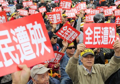 百萬軍公教反撲 消費熄火